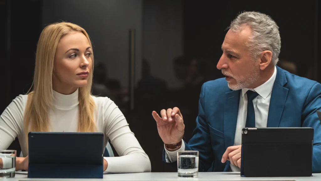 Receber conselhos financeiros sem filtro: Um risco a evitar Mulher a duvidar dos conselhos que um homem de fato lhe dá