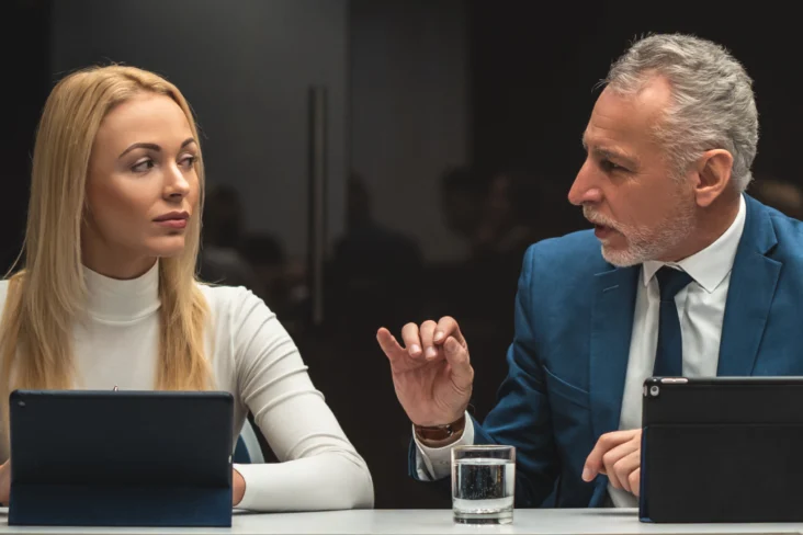 Mulher a duvidar dos conselhos que um homem de fato lhe dá