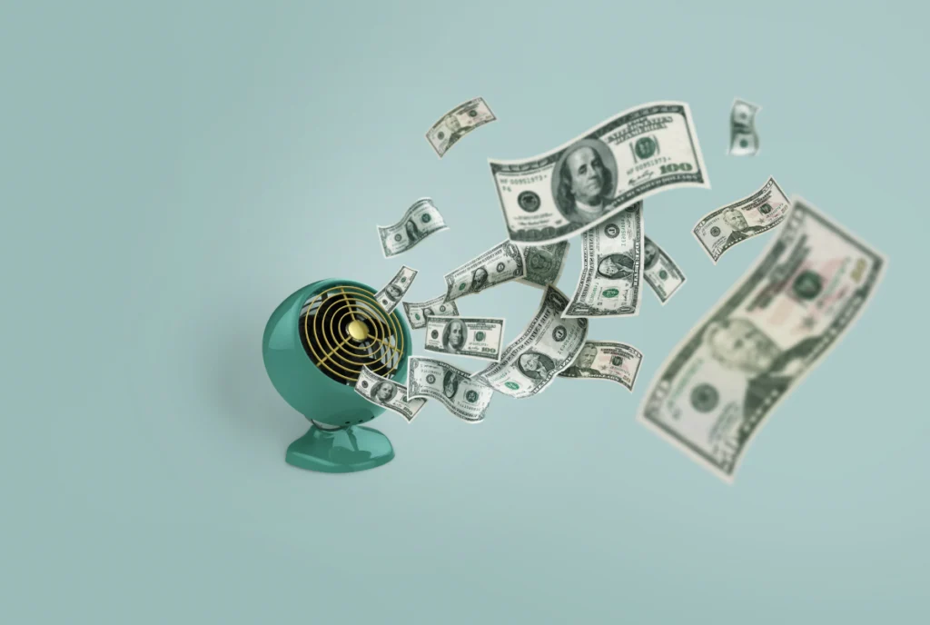 Notas a voarem, empurradas por uma ventoinha vintage