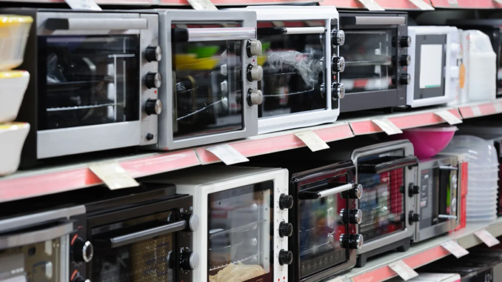 Prateleira de loja de eletrodomésticos com vários fornos elétricos à venda