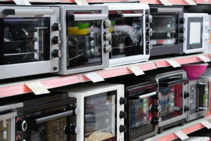 Prateleira de loja de eletrodomésticos com vários fornos elétricos à venda