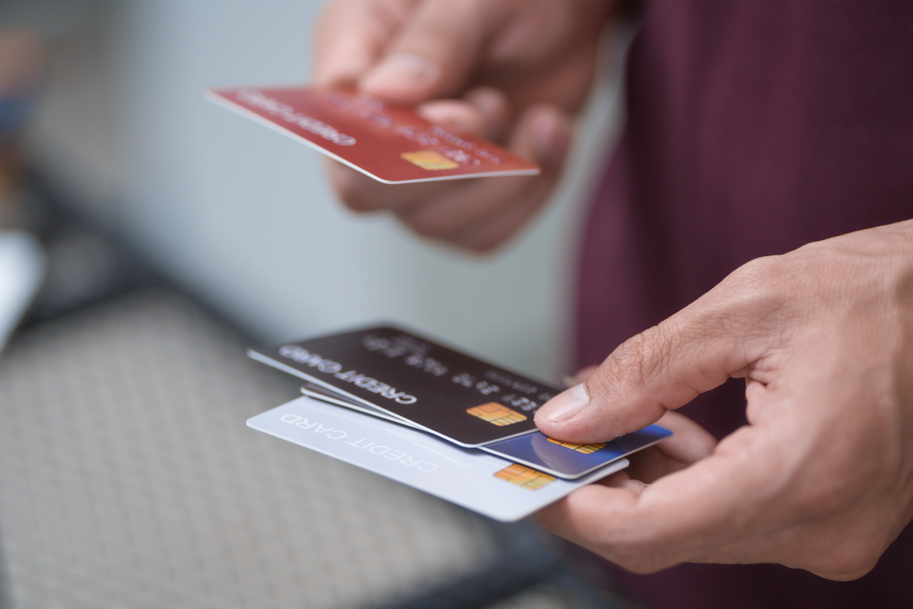 Pessoa com vários cartões bancários nas mãos