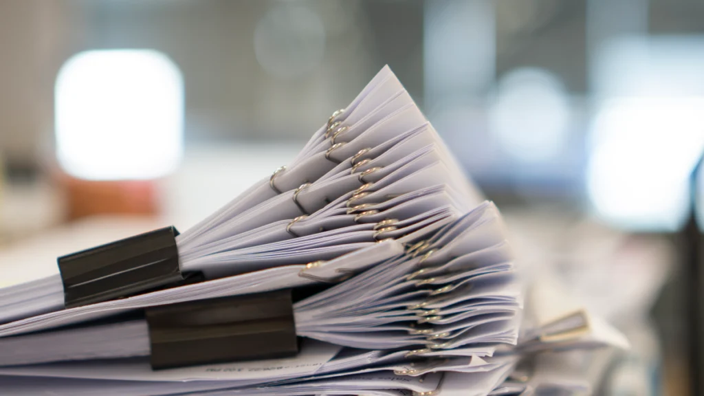 Documentos de papel organizados amontoados