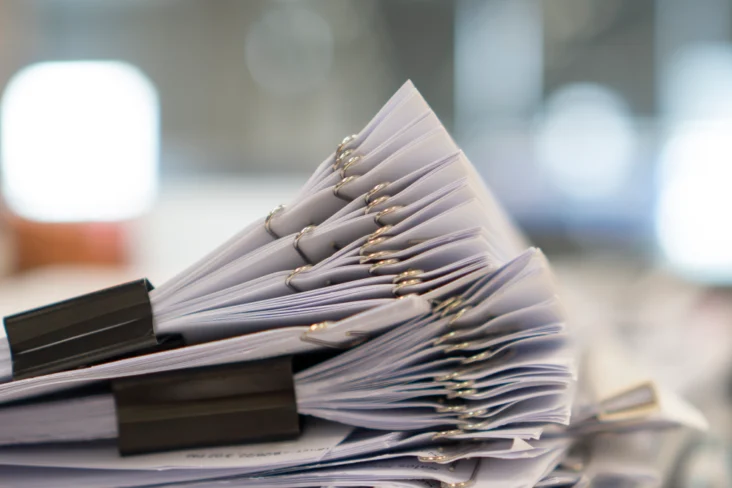 Documentos de papel organizados amontoados