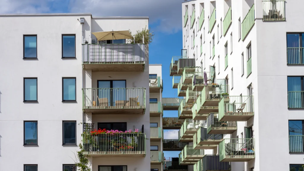Prédios brancos com belas varandas ao sol