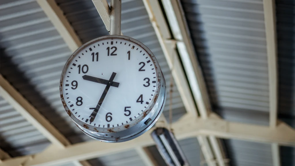 Horas extra: Como se calculam e quanto ganha ao final do mês Relógio no teto de uma fábrica