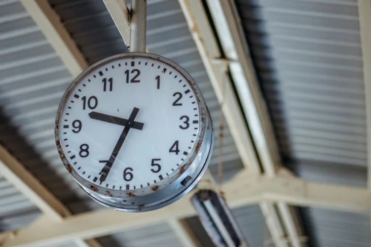 Relógio no teto de uma fábrica