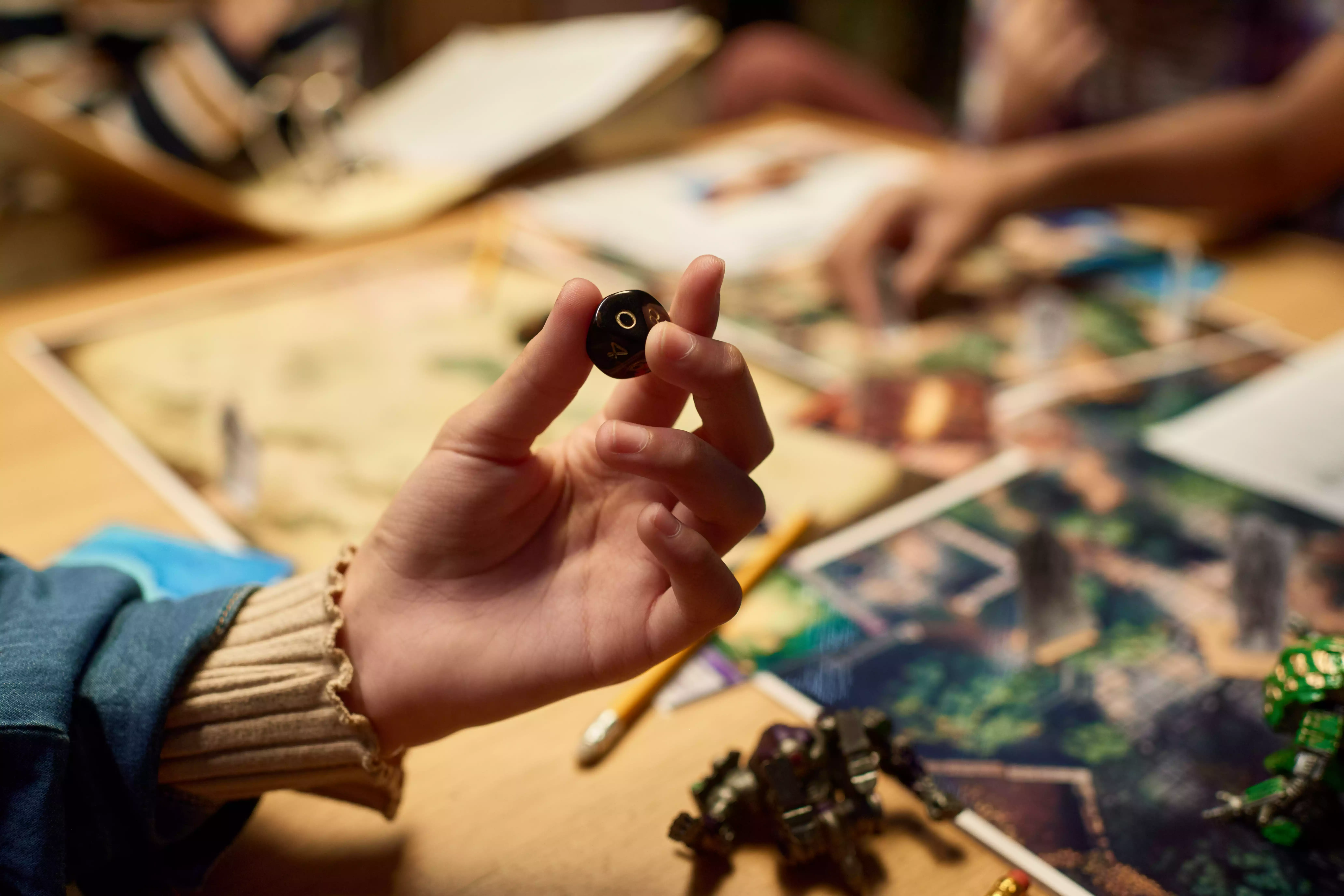 criança a jogar jogo de tabuleiro