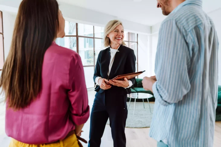 agente imobiliária a mostrar apartamento