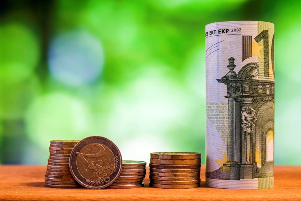 Moedas e notas de euro.