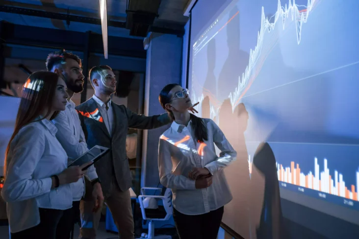 Analistas a olhar para gráfico