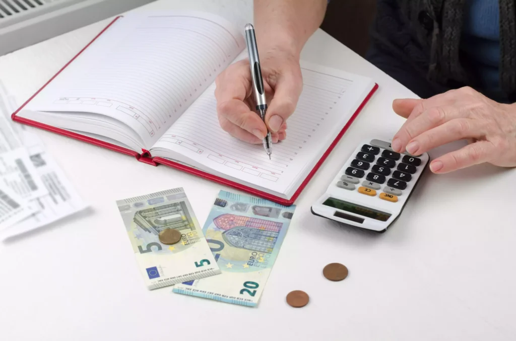 Simulador de Salário Líquido: Veja quanto vai receber até ao final de 2025 Homem a usar calculadora