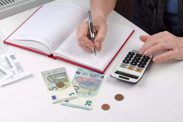 Homem a usar calculadora