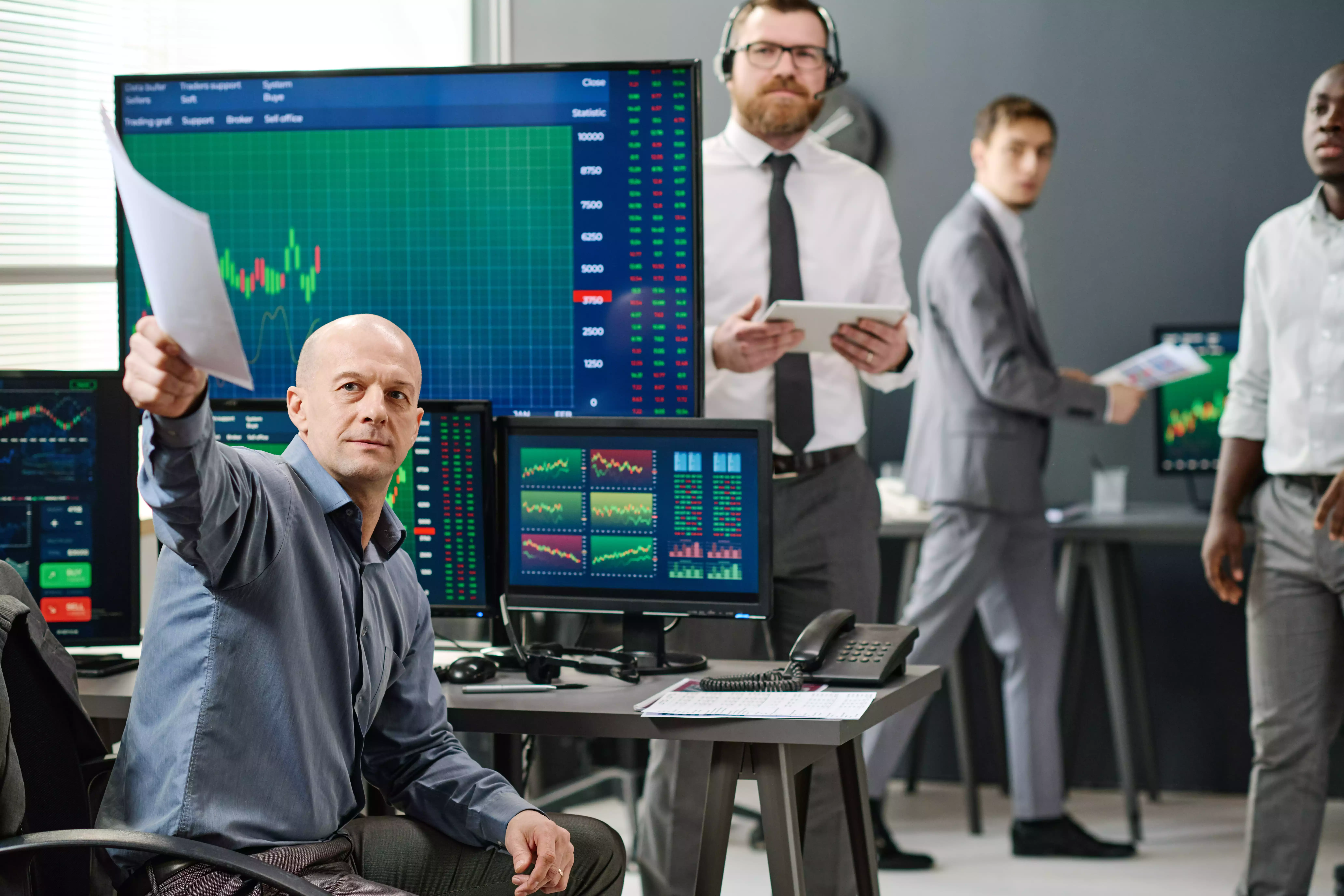 Analistas numa sala de negociação