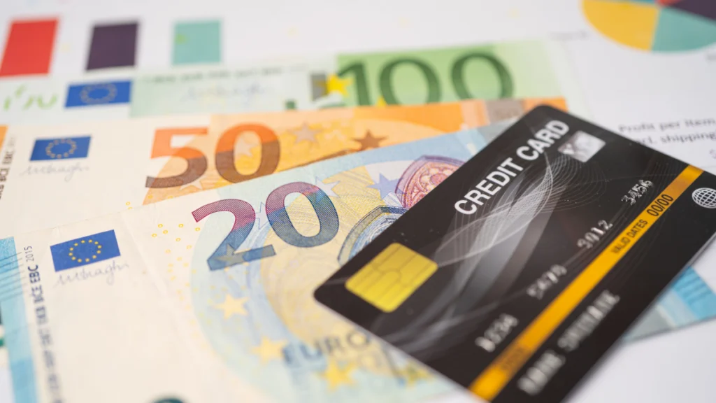 Má utilização do cartão de crédito: Quais são os sinais de alerta? Cartão de Crédito sobre várias notas de euro