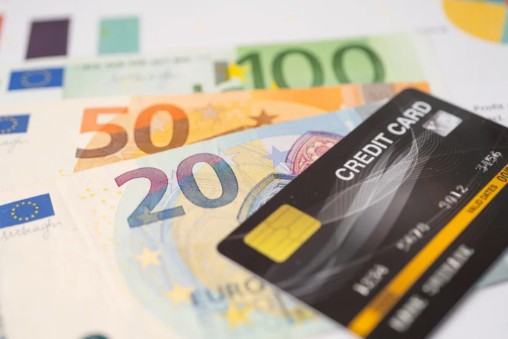 Cartão de Crédito sobre várias notas de euro