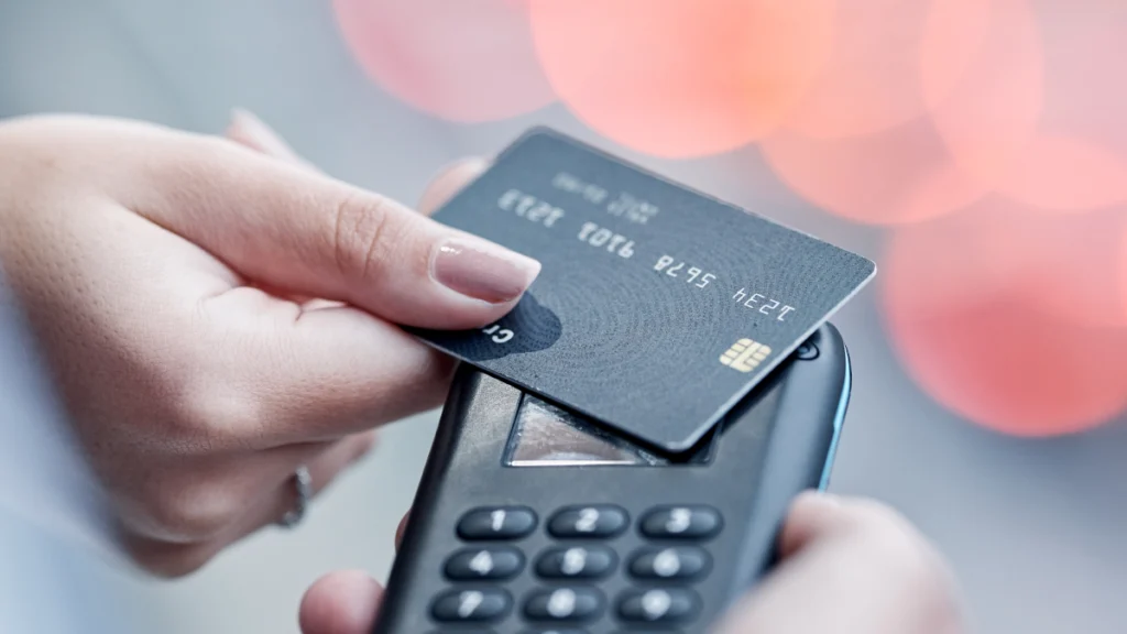 Pessoa a pagar num terminal com cartão de crédito