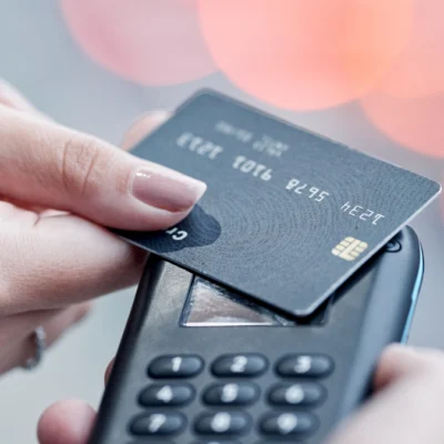 Pessoa a pagar num terminal com cartão de crédito