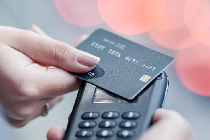 Pessoa a pagar num terminal com cartão de crédito