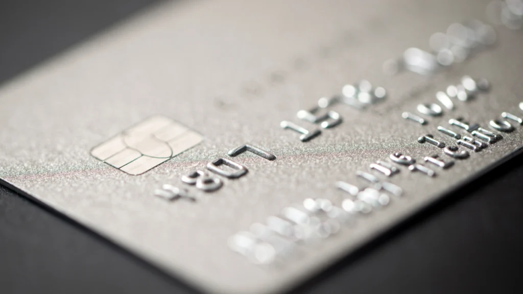 Teste Crédito Habitação Cartão de crédito metálico sobre um fundo negro