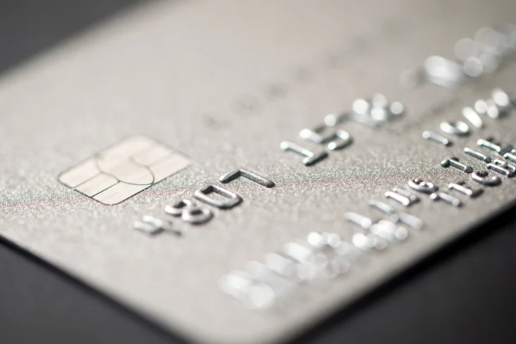 Cartão de crédito metálico sobre um fundo negro