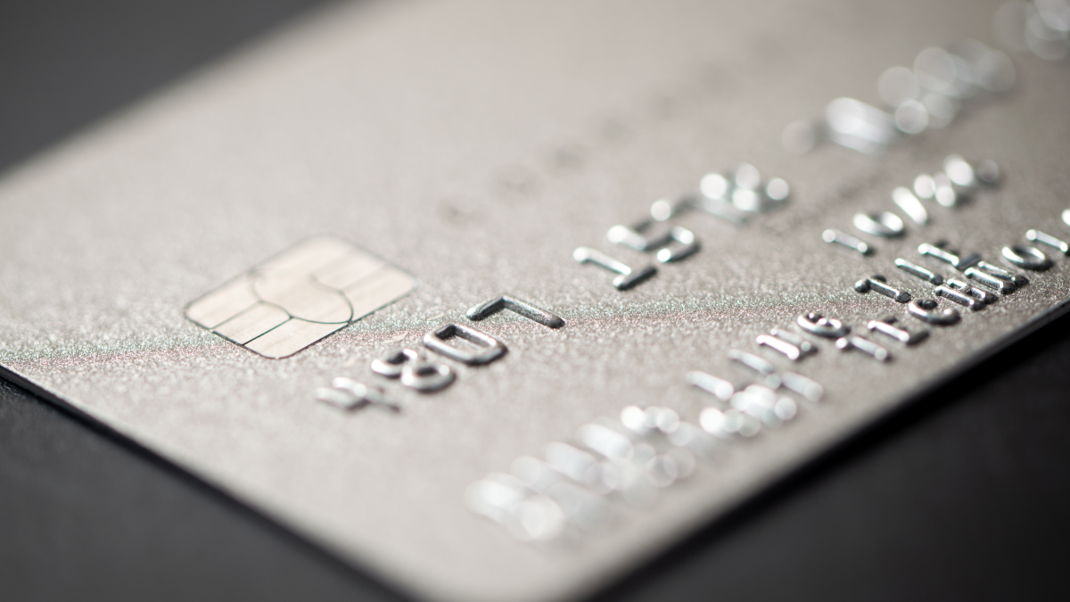 Cartão de crédito metálico sobre um fundo negro