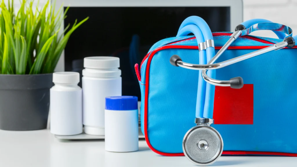 Medicina no trabalho: Como funciona e quais as obrigações legais Estetoscópio e remédios numa secretário de consultório médico