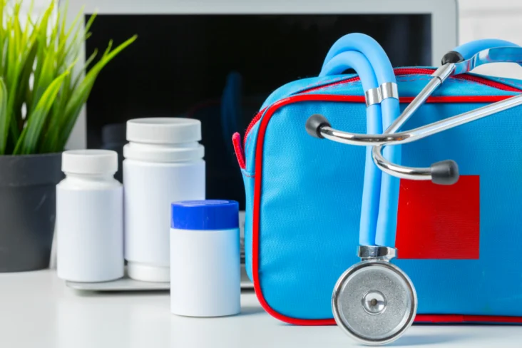 Estetoscópio e remédios numa secretário de consultório médico