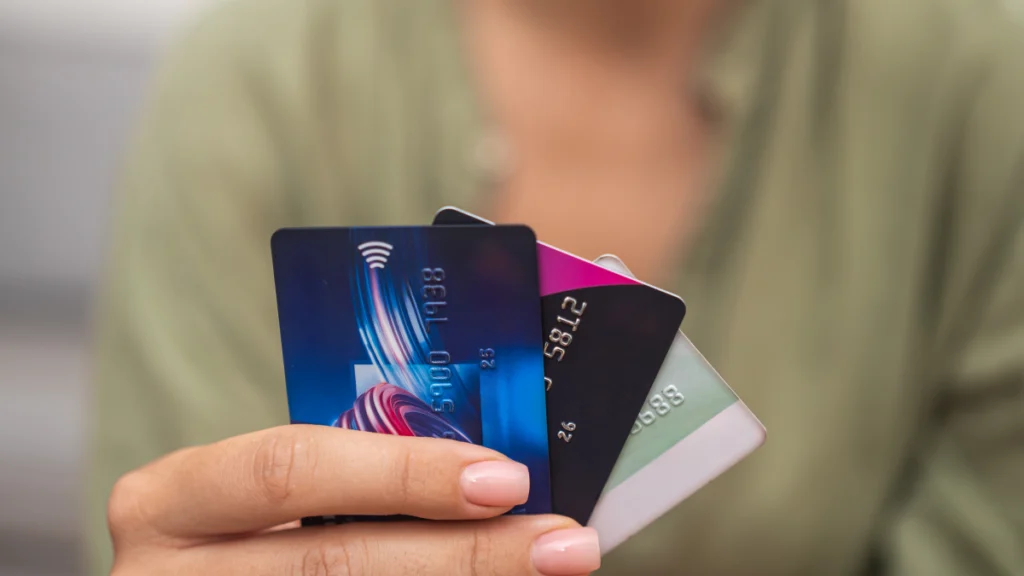 Mulher segura em vários cartões de crédito