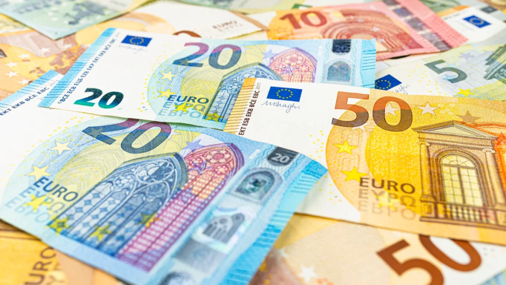 Várias notas de Euro espalhadas