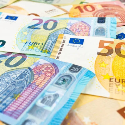 Várias notas de Euro espalhadas