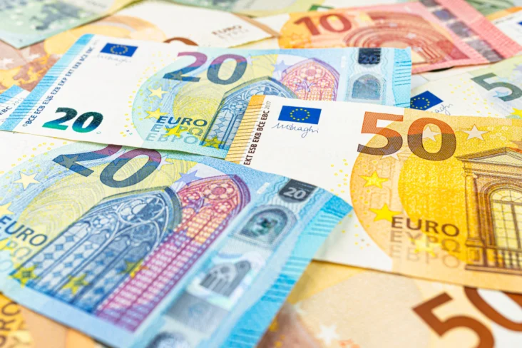 Várias notas de Euro espalhadas