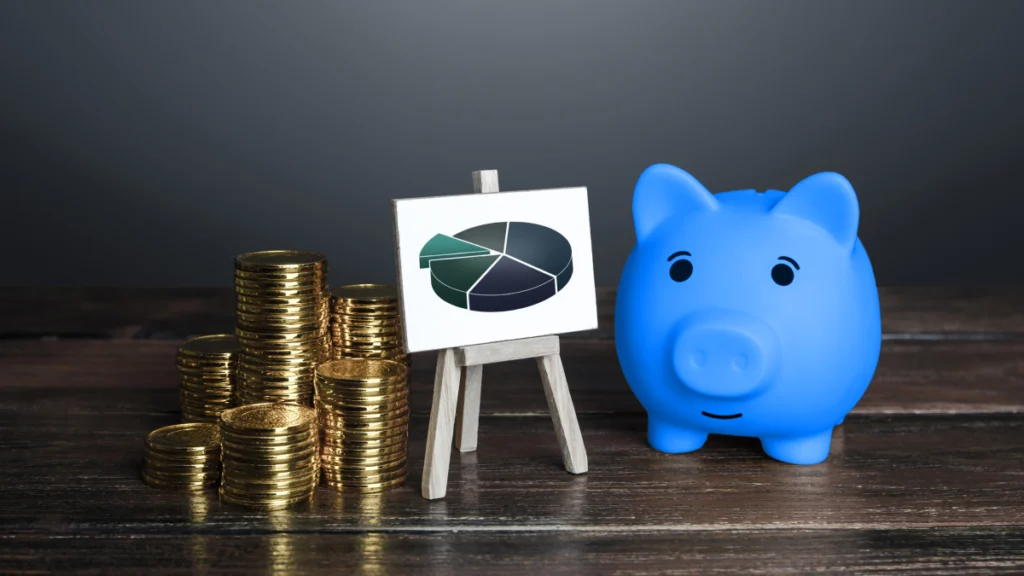 Porco mealheiro azul com moedas e um gráfico