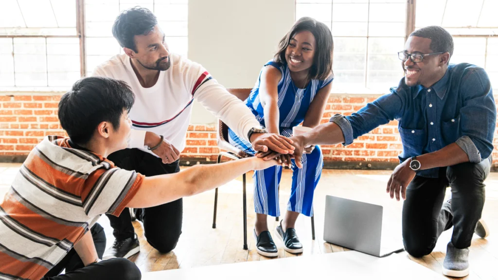 Colaboradores a celebrar o seu trabalho de equipa
