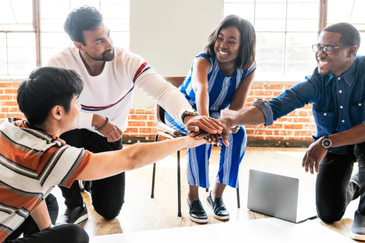Colaboradores a celebrar o seu trabalho de equipa