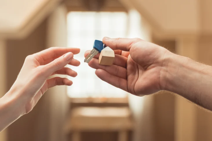 Troca de chaves por uma habitação em construção